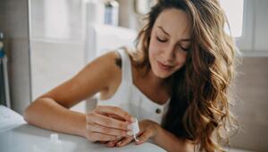 Frau lackiert sich die Nägel