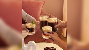 Kaffee genießen junge Menschen gerne gemeinsam mit Freunden, wie eine neue Umfrage ergeben hat.