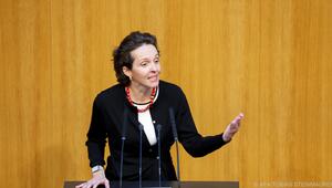 NEOS-Wissenschaftssprecherin für höhere Studiengebühren