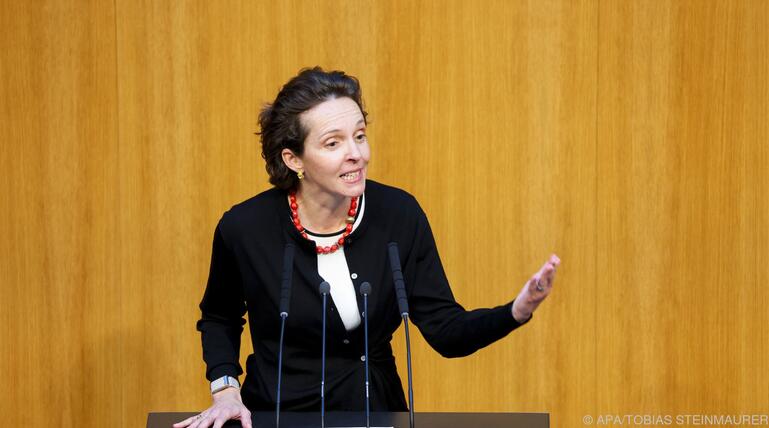 NEOS-Wissenschaftssprecherin für höhere Studiengebühren