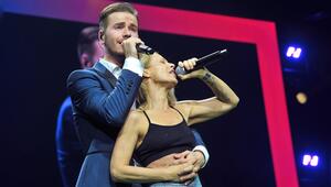 Sänger Eric Philippi mit seiner Partnerin Michelle auf der Bühne.