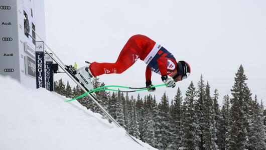 Vincent Kriechmayr wuchtet sich aus dem Starthaus