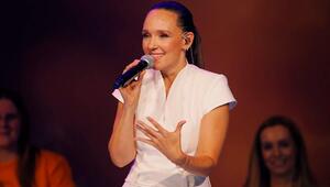 Nun offiziell Gott - wie jede Mutter: Carolin Kebekus in "Shesus".