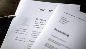 Bewerbungsunterlagen liegen auf einem Tisch