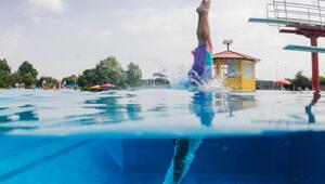 Schwimmer springt vom Sprungturm ins Wasser