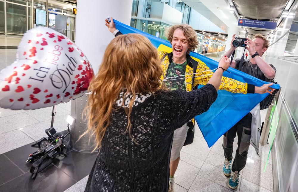 Ankunft am Flughafen - Reiseinfluencer Luca nach seiner XXL-Reise