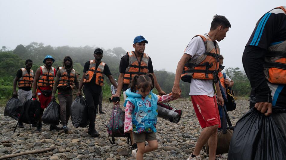 Migraten im Darién-Gap auf dem Weg zu einer Flussüberquerung