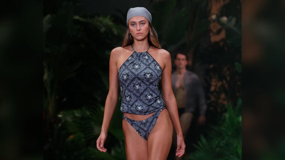 Wer den aktuellen Bademoden-Trends folgen will, greift jetzt zu einem Tankini.