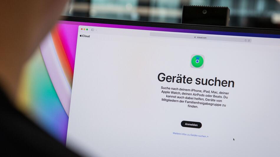 Ein Mann nutzt einen Geräte-Ortungsservice