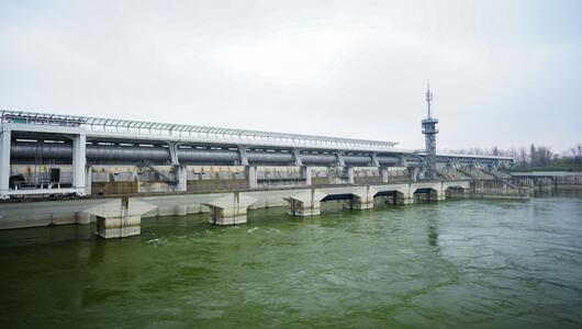 Kreuzfahrtschiff kollidierte mit der Schleuse Freudenau in Wien