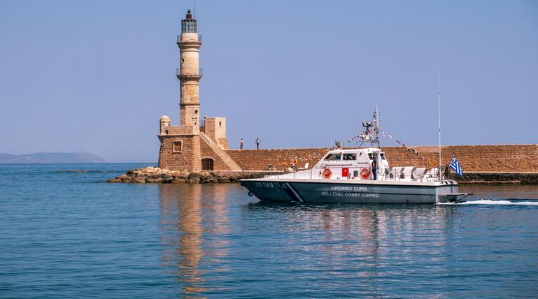 Ein Schiff der griechischen Küstenwache auf Patrouille