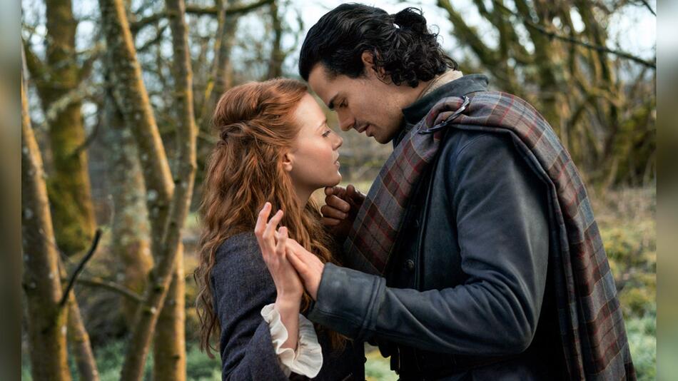 Harriet Slater und Jamie Roy als Ellen MacKenzie und Brian Fraser - die Eltern von Jamie Fraser.