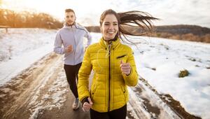 Frau und Mann laufen im Freien.