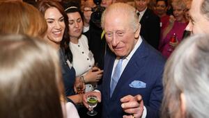 König Charles zeigt sich bei dem Empfang bestens gelaunt.