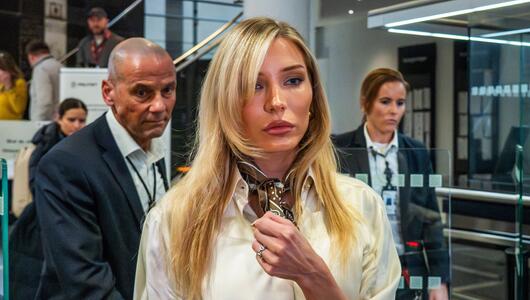 Nora Haukland an einem der Prozesstage bei Verlassen des Gerichtsgebäudes.