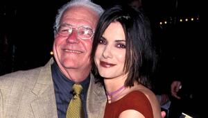 John Wilson Bullock begleitete Sandra Bullock 1999 zur Premiere von "Auf die stürmische Art" ...