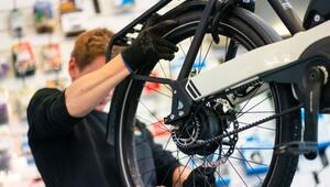 Zweiradmechatroniker repariert ein E-Bike