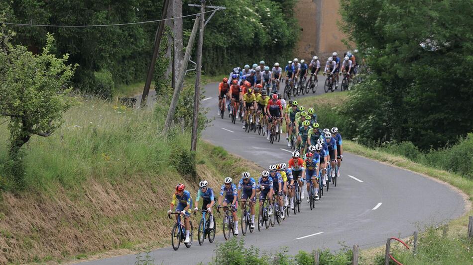 Bei der fünften Etappe des Critérium du Dauphiné 2024 ist es zu einem Massensturz gekommen.