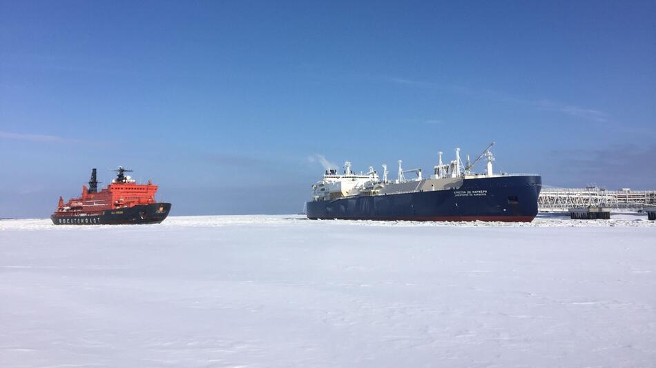 Russischer LNG-Tanker im arktischen Meer