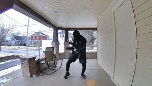 Mehr als nur Pakete: FedEx-Fahrer überrascht mit Tanzeinlage