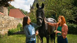 "Zwei Frauen für alle Felle: Pferdeliebe": Dr. med. Vet. Maja Freydank (Bettina Zimmermann, l.) ...