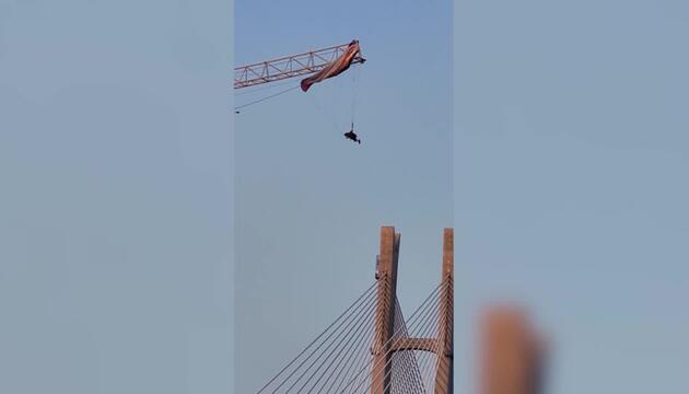 Ganz schön abgehangen: Paragleiter trifft Kran