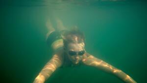 Frau taucht in einem See