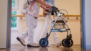 Pflegekraft mit einer älteren Dame in einem Pflegeheim