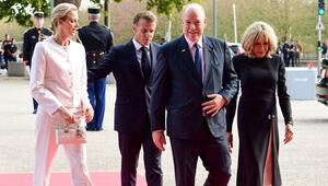 Emmanuel und Brigitte Macron haben zum Abschluss der Papstreise durch Frankreich Albert und ...