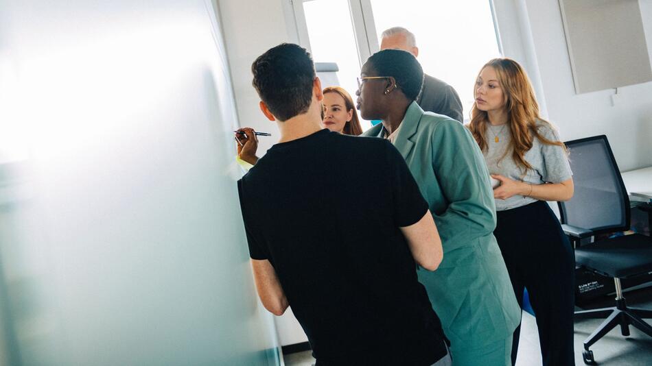 Eine Gruppe arbeitet gemeinsam an einem Projekt