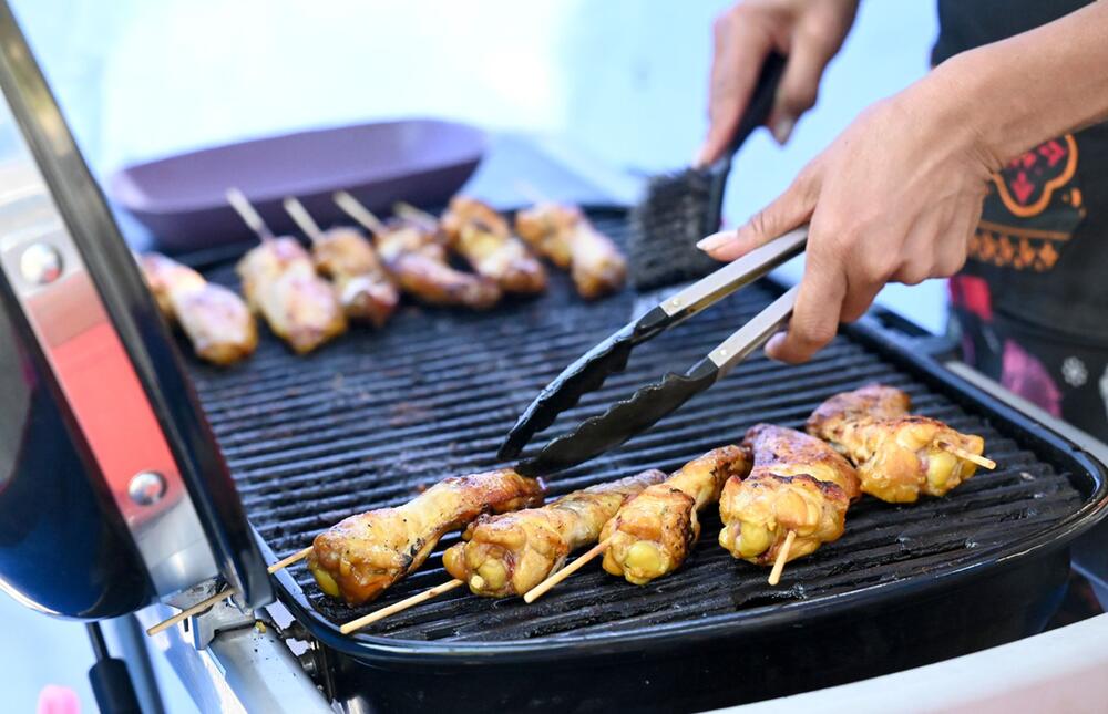 Fleischspieße werden gebraten