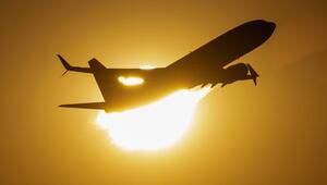 Flugzeug vor der Sonne