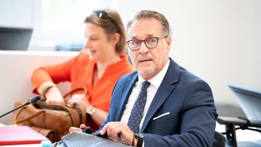 Der frühere FPÖ-Chef mit seiner Anwältin bei einem früheren Prozesstag