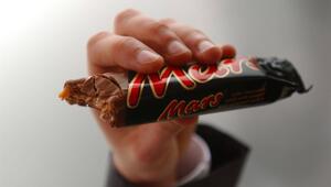 Hand mit ausgepacktem Mars-Schokoriegel