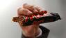 Hand mit ausgepacktem Mars-Schokoriegel