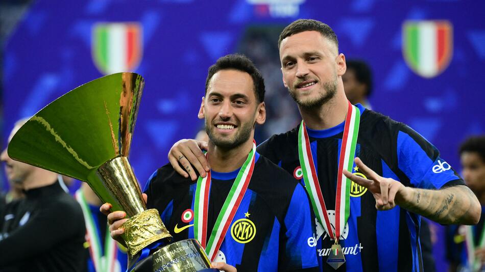 Inter Mailands Stars Hakan Calhanoglu und Marko Arnautovic feiern die Meisterschaft