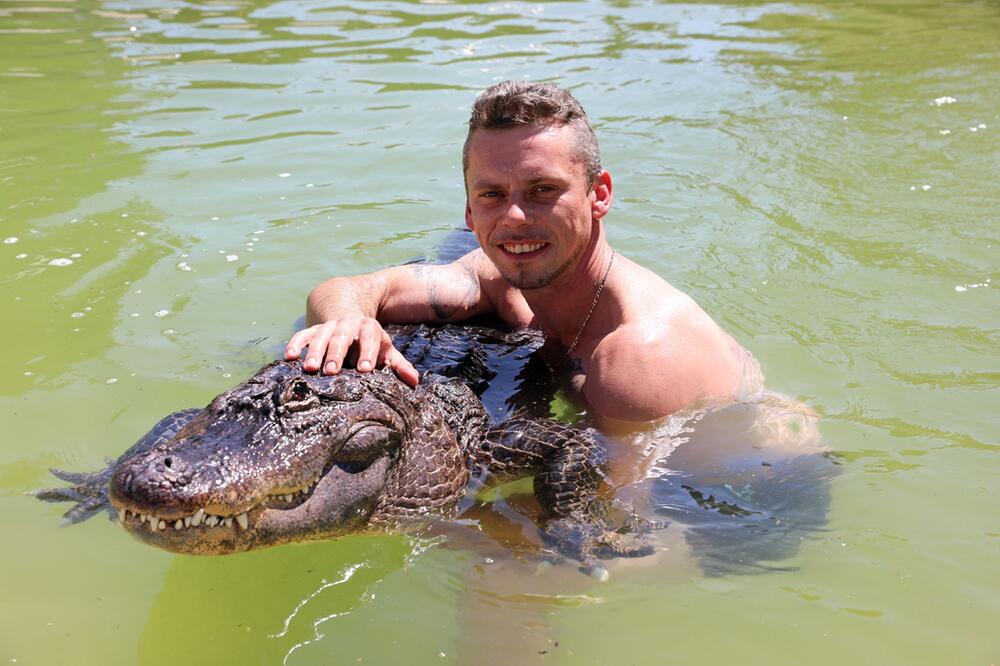Alligator-Dame Frau Meyer im Gartenpool