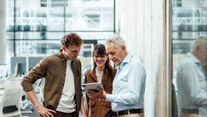 Ein Team unterhält sich gemeinsam in einem Büro
