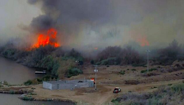 Inferno wütet unkontrolliert: Menschen fliehen vor Buschbrand in Arizona