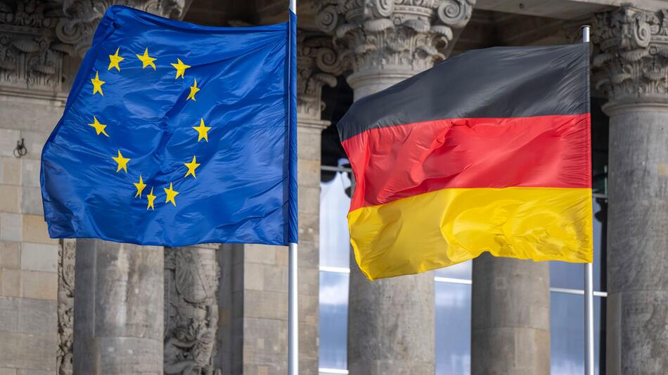 Nationalflagge von Deutschland und Flagge der EU