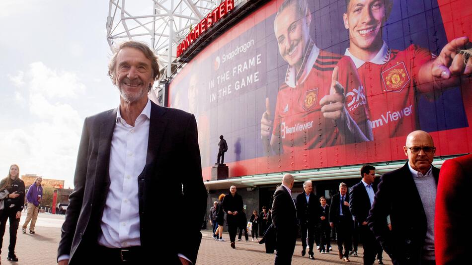 Sir Jim Ratcliffe im März 2023 vor Manchester Uniteds Stadium, dem Old Trafford.