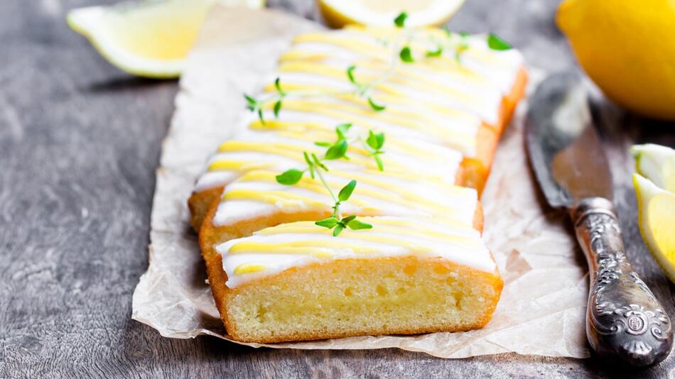 Ein Zitronenkuchen lässt sich am besten in der Sonne genießen.