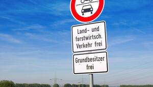 "Land- und forstwirtschaftlicher Verkehr frei" auf einem Schild