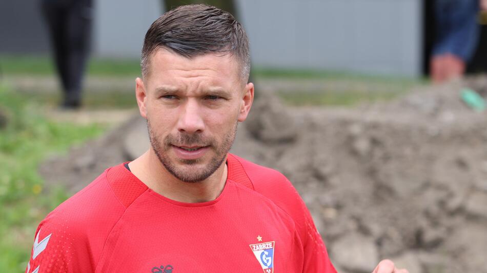 Lukas Podolski unterschreibt Vertrag mit Gornik Zabrze