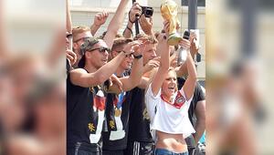 Lukas Podolski (l.) und Helene Fischer bei der Siegesfeier nach dem WM-Triumph 2014 in Berlin.