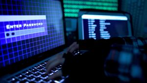 Passwort wird auf einem Laptop über die Tastatur eingegeben