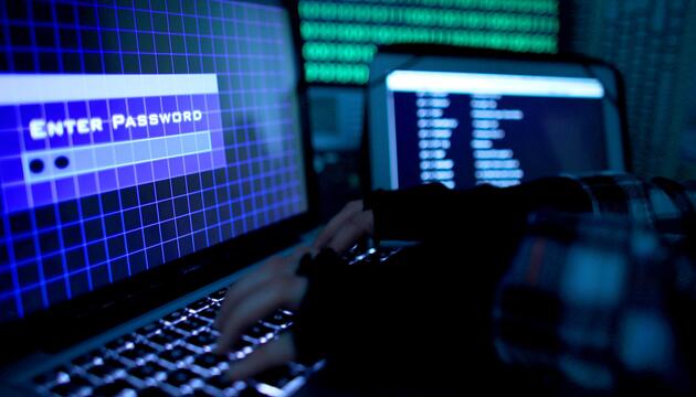 Passwort wird auf einem Laptop über die Tastatur eingegeben