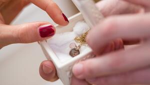 Ein Mann schenkt seiner Freundin Schmuck