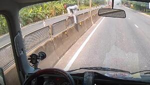 Blitzreaktion auf Autobahn: Fahrer rettet Kleinkind im Verkehr