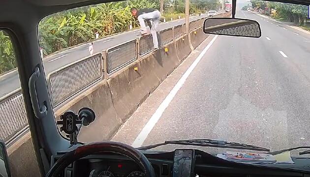 Blitzreaktion auf Autobahn: Fahrer rettet Kleinkind im Verkehr